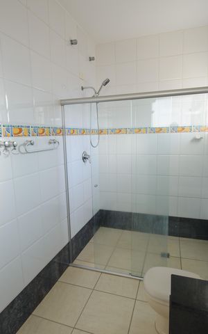 Casa de condomínio para alugar com 363m², 5 quartos e 6 vagas Casa de condomínio para alugar com 363m², 5 quartos e 6 vagasBanheiro da Suíte master