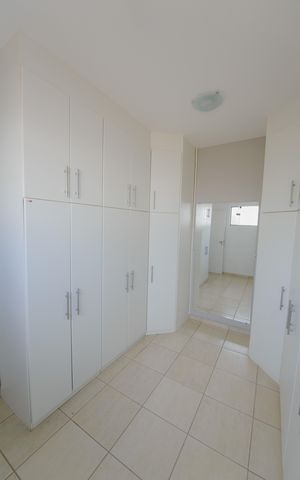 Casa de condomínio para alugar com 363m², 5 quartos e 6 vagas Casa de condomínio para alugar com 363m², 5 quartos e 6 vagasCloset da Suíte master