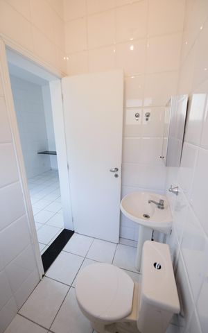 Casa de condomínio para alugar com 363m², 5 quartos e 6 vagas Casa de condomínio para alugar com 363m², 5 quartos e 6 vagasBanheiro de serviço