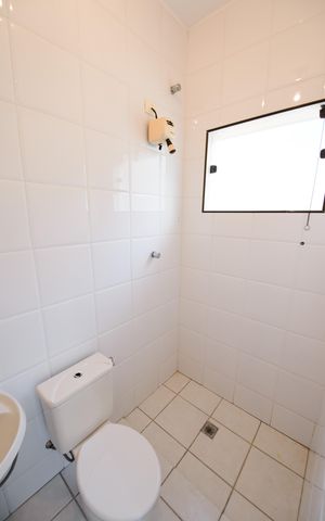 Casa de condomínio para alugar com 363m², 5 quartos e 6 vagas Casa de condomínio para alugar com 363m², 5 quartos e 6 vagasBanheiro de serviço