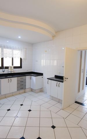 Casa de condomínio para alugar com 363m², 5 quartos e 6 vagas Casa de condomínio para alugar com 363m², 5 quartos e 6 vagasCozinha