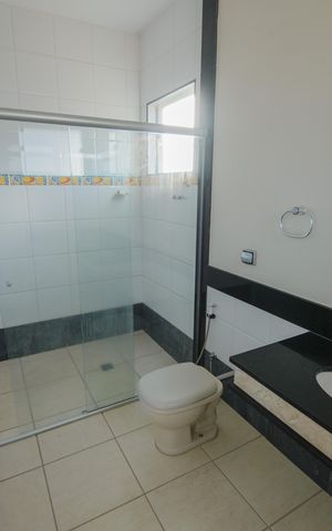 Casa de condomínio para alugar com 363m², 5 quartos e 6 vagas Casa de condomínio para alugar com 363m², 5 quartos e 6 vagasBanheiro da Suíte master