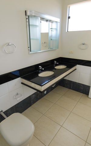 Casa de condomínio para alugar com 363m², 5 quartos e 6 vagas Casa de condomínio para alugar com 363m², 5 quartos e 6 vagasBanheiro da Suíte master