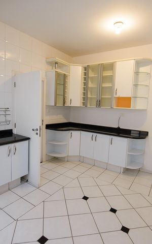 Casa de condomínio para alugar com 363m², 5 quartos e 6 vagas Casa de condomínio para alugar com 363m², 5 quartos e 6 vagasCozinha