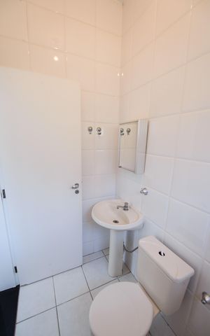 Casa de condomínio para alugar com 363m², 5 quartos e 6 vagas Casa de condomínio para alugar com 363m², 5 quartos e 6 vagasBanheiro de serviço