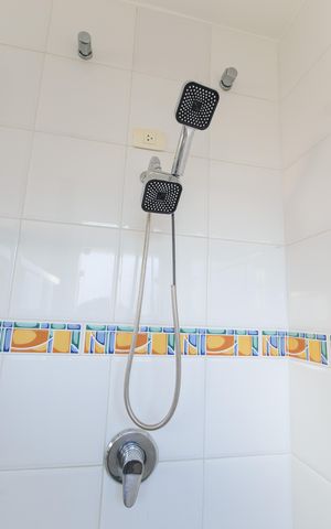 Casa de condomínio para alugar com 363m², 5 quartos e 6 vagas Casa de condomínio para alugar com 363m², 5 quartos e 6 vagasBanheiro da Suíte master