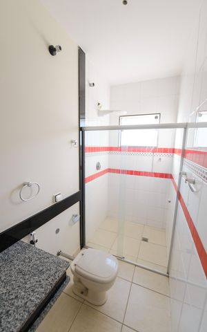 Casa de condomínio para alugar com 363m², 5 quartos e 6 vagas Casa de condomínio para alugar com 363m², 5 quartos e 6 vagasBanheiro da Suíte 1