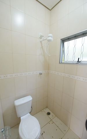 Casa de condomínio para alugar com 363m², 5 quartos e 6 vagas Casa de condomínio para alugar com 363m², 5 quartos e 6 vagasBanheiro da Área de Lazer