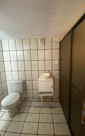 Casa para alugar com 82m², 2 quartos e 1 vaga Casa para alugar com 82m², 2 quartos e 1 vagaBanheiro social