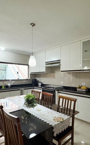 Casa à venda com 276m², 3 quartos e 2 vagas Casa à venda com 276m², 3 quartos e 2 vagasCozinha