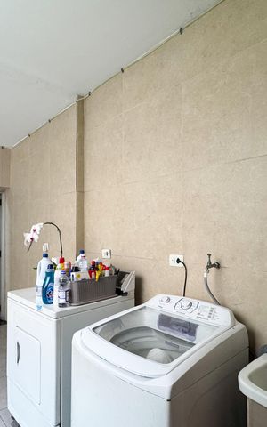 Casa à venda com 276m², 3 quartos e 2 vagas Casa à venda com 276m², 3 quartos e 2 vagasÁrea de Serviço