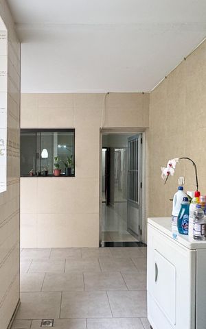 Casa à venda com 276m², 3 quartos e 2 vagas Casa à venda com 276m², 3 quartos e 2 vagasÁrea de Serviço