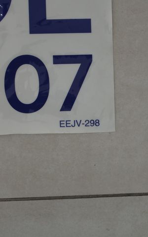 Apartamento à venda com 49m², 2 quartos e 1 vagaPlaca instalada na janela do saguão (2º andar com visão para a rua) - Código da placa: EEJV-298