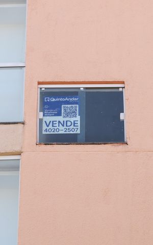 Apartamento à venda com 49m², 2 quartos e 1 vagaPlaca instalada na janela do saguão (2º andar com visão para a rua) - Código da placa: EEJV-298