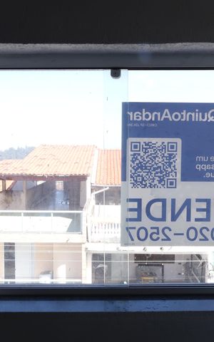 Apartamento à venda com 49m², 2 quartos e 1 vagaPlaca instalada na janela do saguão (2º andar com visão para a rua) - Código da placa: