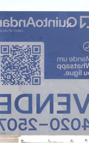 Apartamento à venda com 49m², 2 quartos e 1 vagaPlaca instalada na janela do saguão (2º andar com visão para a rua) - Código da placa: EEJV-298