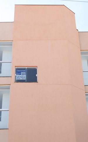 Apartamento à venda com 49m², 2 quartos e 1 vagaPlaca instalada na janela do saguão (2º andar com visão para a rua) - Código da placa: EEJV-298