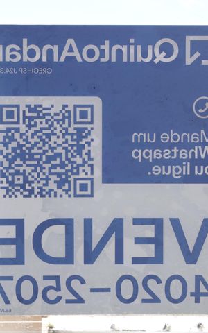 Apartamento à venda com 49m², 2 quartos e 1 vagaPlaca instalada na janela do saguão (2º andar com visão para a rua) - Código da placa: EEJV-298