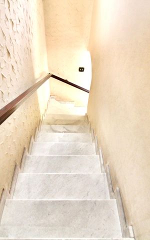 Casa para alugar com 150m², 2 quartos e 1 vaga Casa para alugar com 150m², 2 quartos e 1 vagaEscada