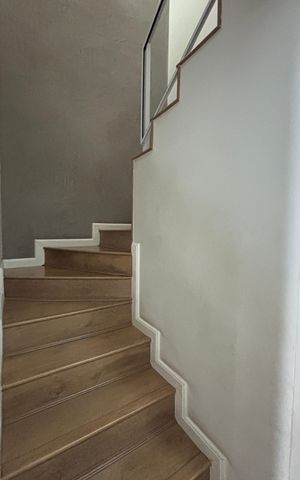 Casa à venda com 105m², 2 quartos e 2 vagasEscada