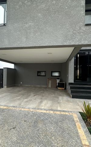 Casa de condomínio à venda com 250m², 3 quartos e 4 vagasFachada