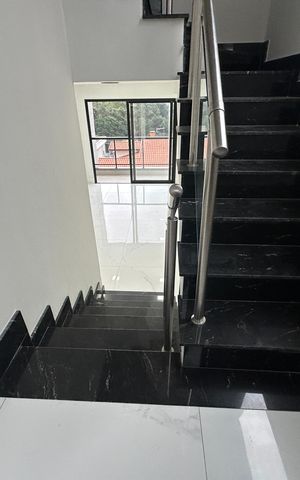Casa de condomínio à venda com 250m², 3 quartos e 4 vagasEscada