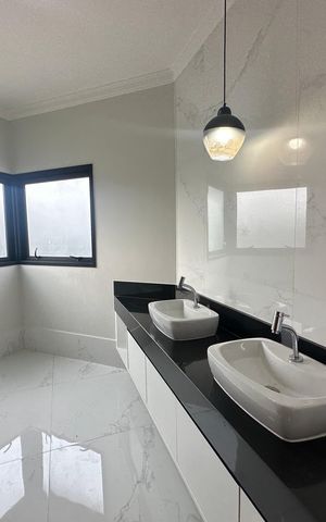 Casa de condomínio à venda com 250m², 3 quartos e 4 vagasBanheiro da Suíte 1