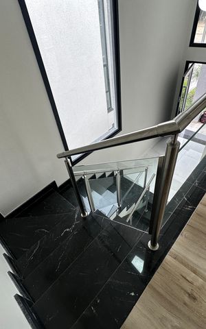 Casa de condomínio à venda com 250m², 3 quartos e 4 vagasEscada