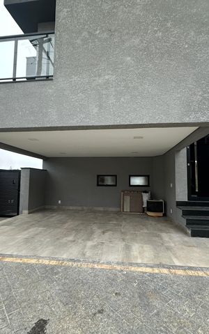 Casa de condomínio à venda com 250m², 3 quartos e 4 vagasFachada