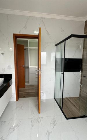 Casa de condomínio à venda com 250m², 3 quartos e 4 vagasBanheiro da Suíte 1