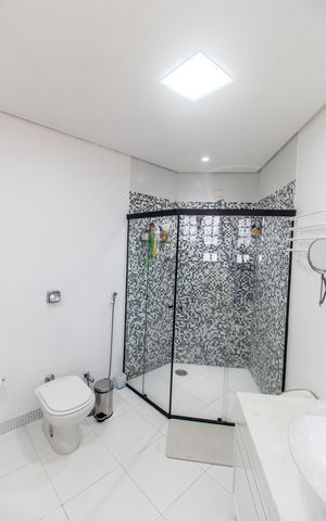 Casa de condomínio para alugar com 700m², 4 quartos e 7 vagas Casa de condomínio para alugar com 700m², 4 quartos e 7 vagasBanheiro da Suíte