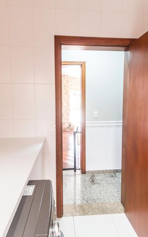 Casa de condomínio para alugar com 700m², 4 quartos e 7 vagas Casa de condomínio para alugar com 700m², 4 quartos e 7 vagasÁrea de Serviço