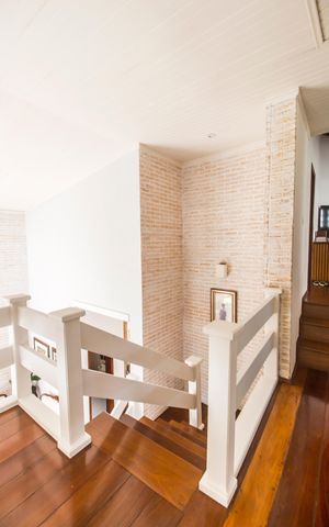 Casa de condomínio para alugar com 700m², 4 quartos e 7 vagas Casa de condomínio para alugar com 700m², 4 quartos e 7 vagasEscada