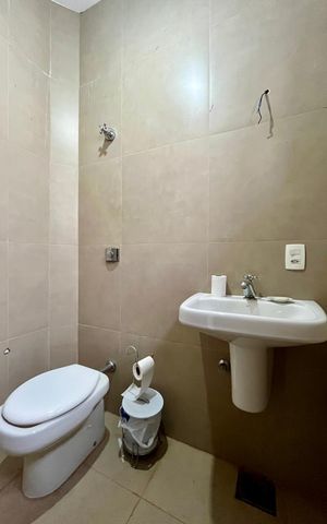 Casa de condomínio à venda com 185m², 4 quartos e 2 vagas Casa de condomínio à venda com 185m², 4 quartos e 2 vagasBanheiro área externa