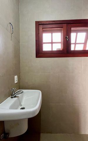 Casa de condomínio à venda com 185m², 4 quartos e 2 vagas Casa de condomínio à venda com 185m², 4 quartos e 2 vagasBanheiro área externa