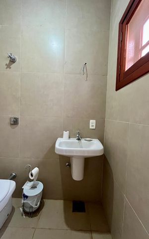 Casa de condomínio à venda com 185m², 4 quartos e 2 vagas Casa de condomínio à venda com 185m², 4 quartos e 2 vagasBanheiro área externa
