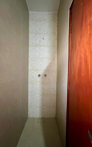 Casa de condomínio à venda com 185m², 4 quartos e 2 vagas Casa de condomínio à venda com 185m², 4 quartos e 2 vagasBanheiro área externa