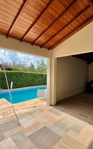 Casa de condomínio à venda com 185m², 4 quartos e 2 vagas Casa de condomínio à venda com 185m², 4 quartos e 2 vagasÁrea externa