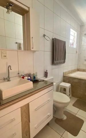 Casa à venda com 249m², 3 quartos e 3 vagas Casa à venda com 249m², 3 quartos e 3 vagasBanheiro 2