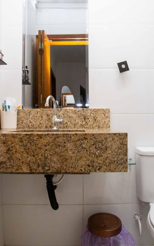 Casa à venda com 144m², 5 quartos e 3 vagasBanheiro 2
