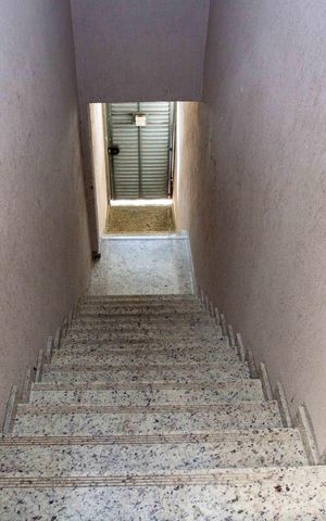 Casa à venda com 144m², 5 quartos e 3 vagasEscada