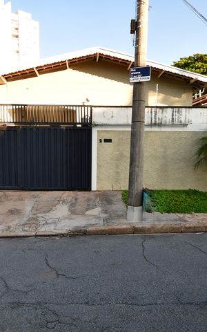 Casa à venda com 161m², 3 quartos e 2 vagasFachada