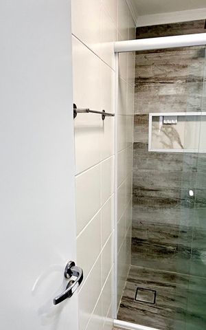 Apartamento para alugar com 66m², 2 quartos e 1 vaga Apartamento para alugar com 66m², 2 quartos e 1 vagaBanheiro da Suíte