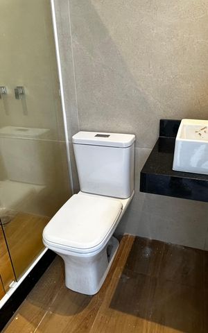 Casa de condomínio à venda com 273m², 4 quartos e 3 vagas Casa de condomínio à venda com 273m², 4 quartos e 3 vagasBanheiro de serviço