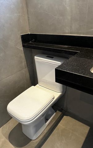 Casa de condomínio à venda com 273m², 4 quartos e 3 vagas Casa de condomínio à venda com 273m², 4 quartos e 3 vagasBanheiro da Suíte 1