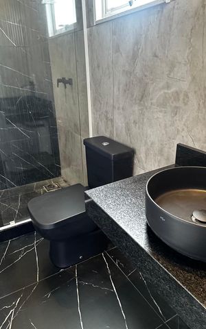 Casa de condomínio à venda com 273m², 4 quartos e 3 vagas Casa de condomínio à venda com 273m², 4 quartos e 3 vagasBanheiro superior