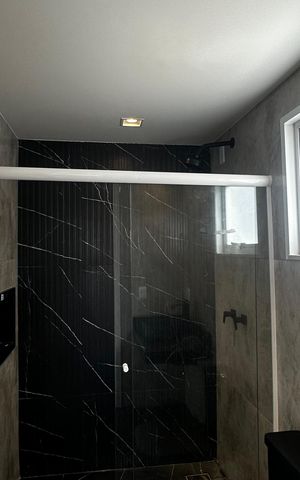Casa de condomínio à venda com 273m², 4 quartos e 3 vagas Casa de condomínio à venda com 273m², 4 quartos e 3 vagasBanheiro superior