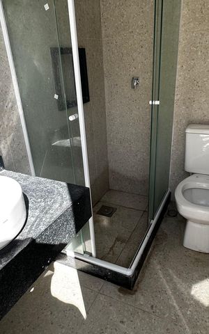 Casa de condomínio à venda com 273m², 4 quartos e 3 vagas Casa de condomínio à venda com 273m², 4 quartos e 3 vagasBanheiro externo