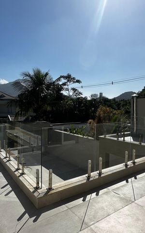 Casa de condomínio à venda com 273m², 4 quartos e 3 vagas Casa de condomínio à venda com 273m², 4 quartos e 3 vagasVaranda superior