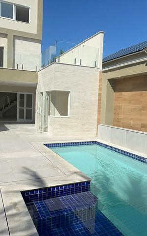 Casa de condomínio à venda com 273m², 4 quartos e 3 vagas Casa de condomínio à venda com 273m², 4 quartos e 3 vagasÁrea externa